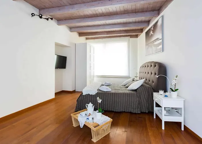 A World Aparts - 143 Sistina Apartment